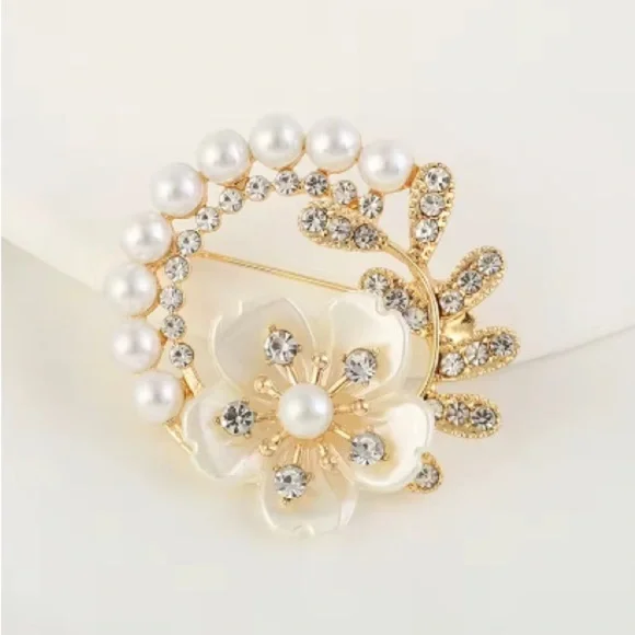 Gold and Pearl Floral Brooch. - Picture 3 of 4
